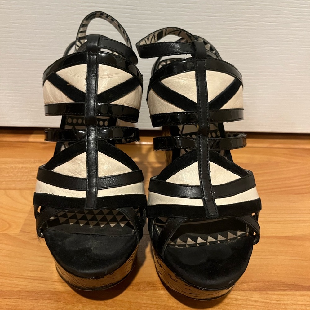 Jessica Simpson Black & Cream Platform Heels - GUC!